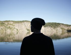 Man-meer-berg_unsplash Man-meer-berg_unsplash